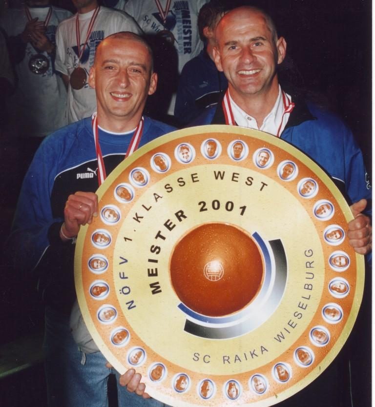 FOTO: Trainer Robert Handl (li.) und Sektionsleiter Peter Neuhauser im "Kojak-Look".
